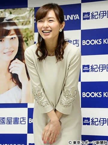 初フォトエッセーの発売記念イベントに登場した伊藤綾子アナ