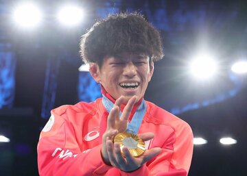 金メダルを手にかめはめ波のポーズを取る清岡幸大郎