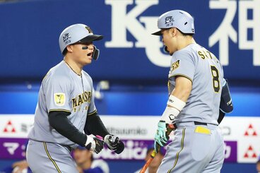 ４回、先に30号を放った森下翔太(左)を出迎える阪神・佐藤輝明