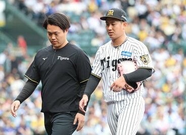 ２回、トレーナーとともにベンチに引き揚げる伊原陵人