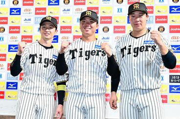 お立ち台に上がった（左から）近本光司、村上頌樹、大山悠輔