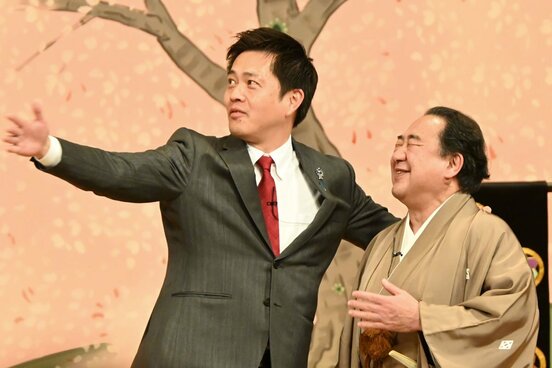 雁治郎を巻き込みコントを始めた吉村氏