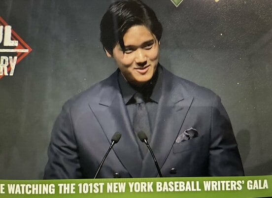 BBWAAの晩さん会に出席した大谷翔平（ユーチューブ「ファウル・テリトリー」から）