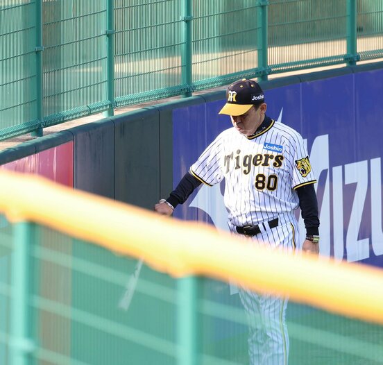 外野フェンスを確かめる阪神・岡田監督