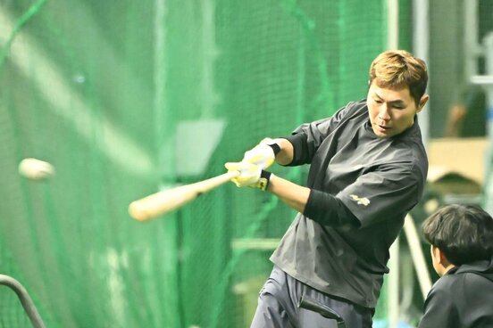 打撃練習をする中村晃