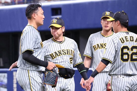 ５回途中で降板した秋山（左）