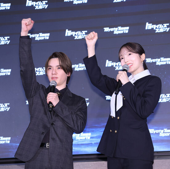 会見を行った宇野昌磨(左)と本田真凜