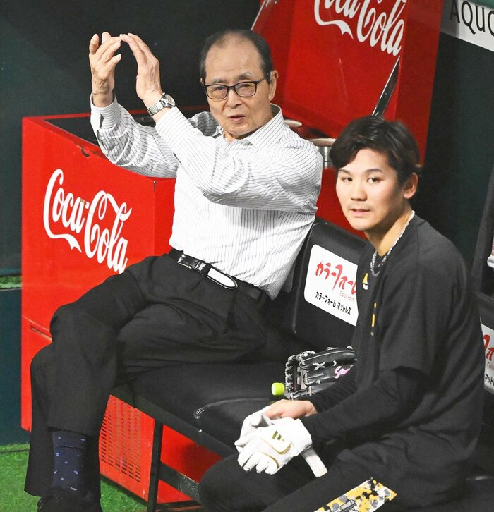 王球団会長(左)からアドバイスを受ける場面も