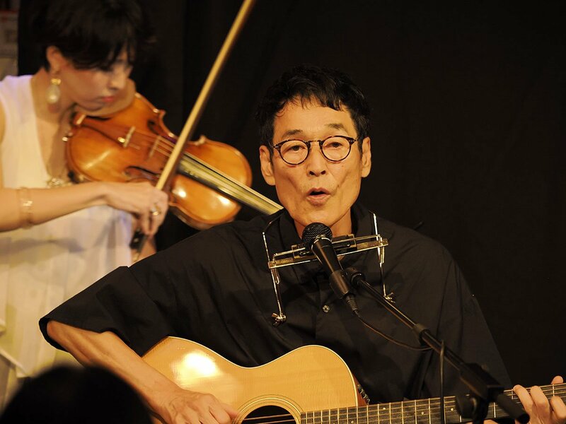 写真：高山厳〝旅〟テーマに昭和歌謡を弾き語り「目的地に行けることも 