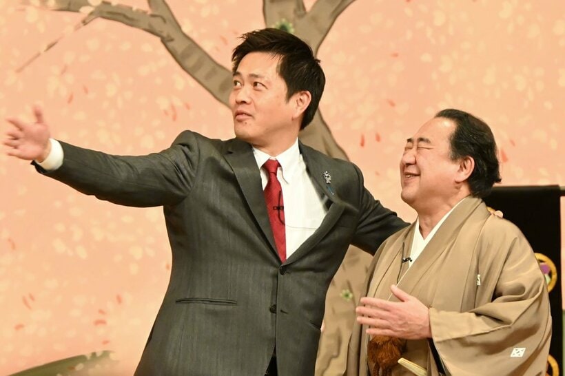 雁治郎を巻き込みコントを始めた吉村氏