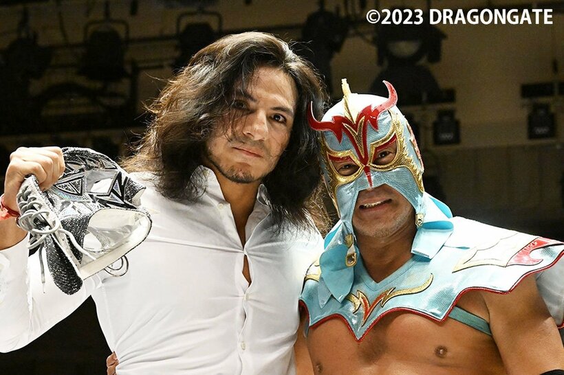 素顔のディアマンテ(左)とウルティモ・ドラゴン