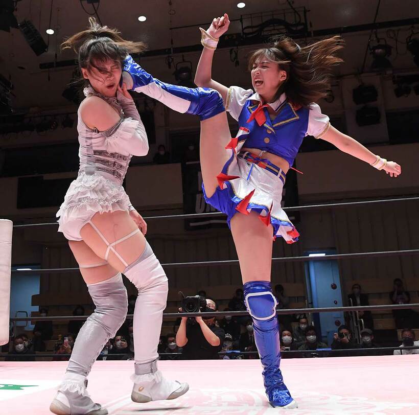  辰巳リカに得意のファイナリー（かかと落とし）を決めた荒井優希（東スポWeb）