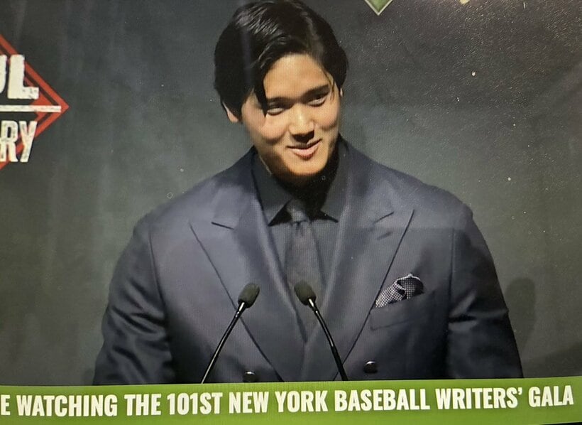 BBWAAの晩さん会に出席した大谷翔平（ユーチューブ「ファウル・テリトリー」から）