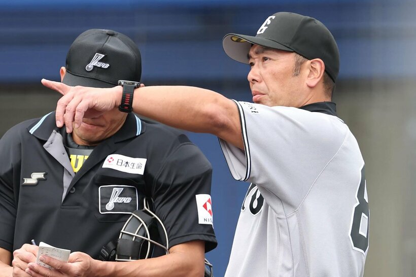 中日とのオープン戦は収穫たっぷりだった巨人・阿部監督(右)