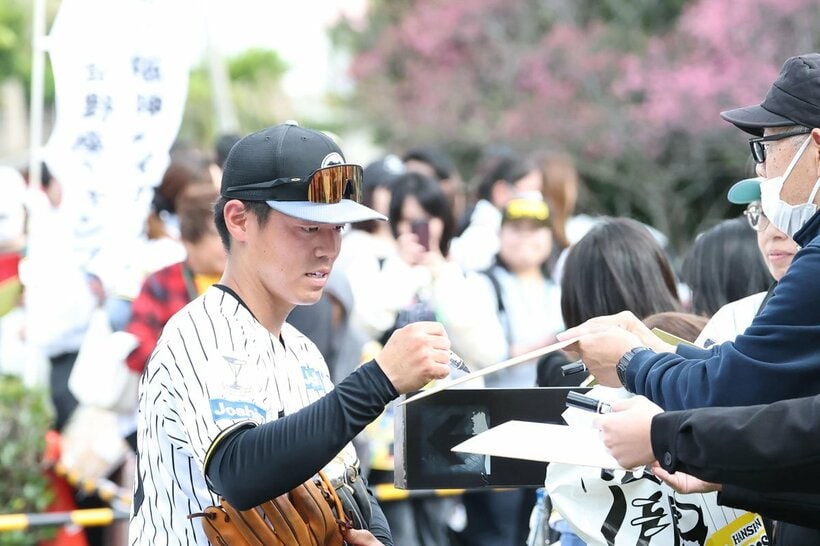 ファンにサインする谷端将伍