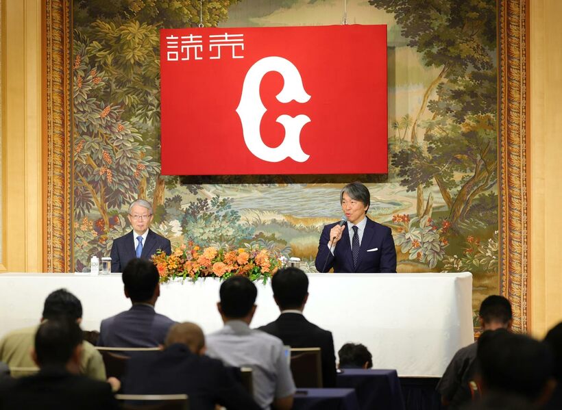 会見を行った松井秀喜監督（右）。左は山口寿一オーナー