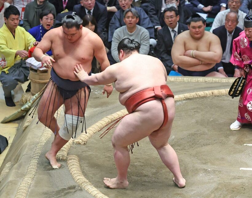 ９日目の取組で熱海富士に敗れた豊昇龍