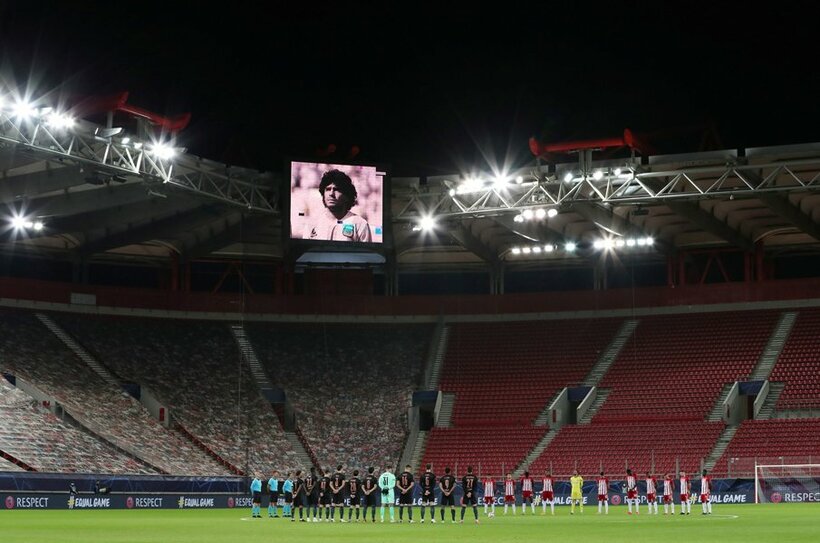  試合前には亡くなったマラドーナ氏を追悼した（ロイター）