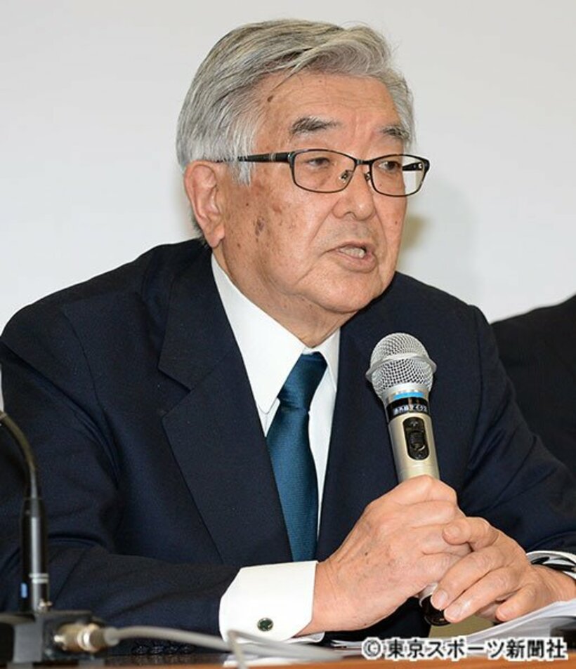  会見する斉藤惇コミッショナー