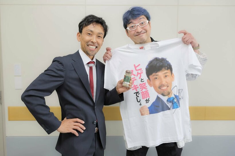 上平真二（左）と宮崎経督記者