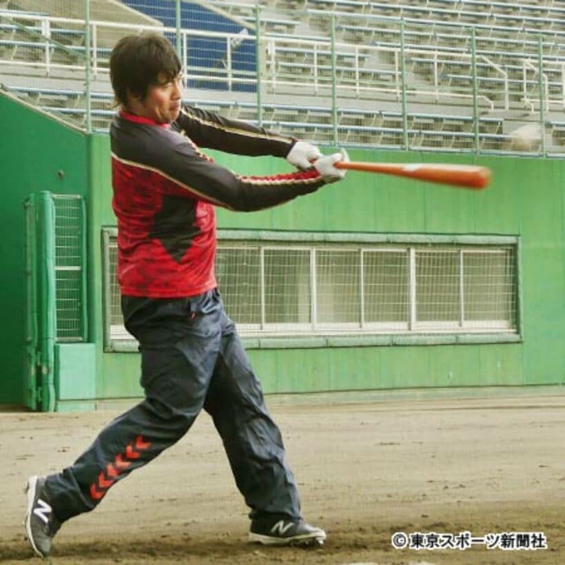 自主トレで打撃練習する平田