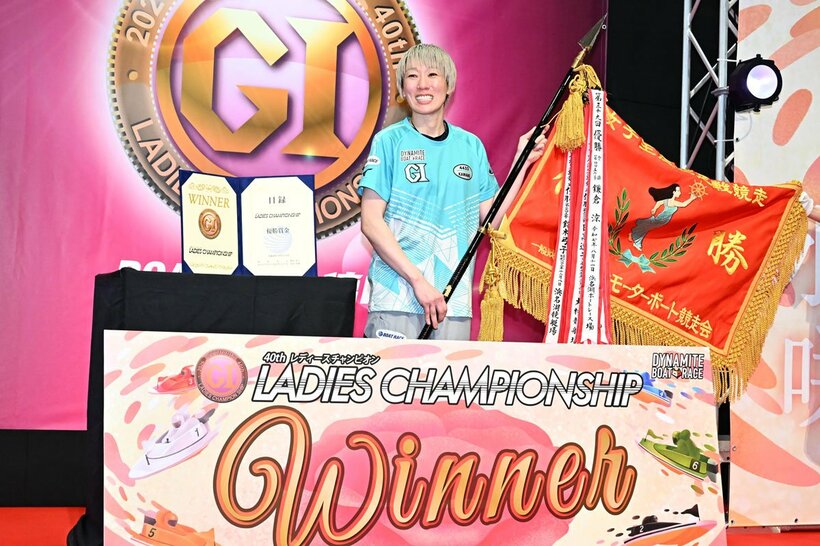 優勝旗を持ち、笑顔の川野芽