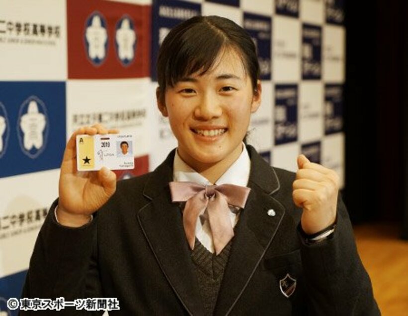  米女子ツアーのメンバーカードを手にする山口すず夏