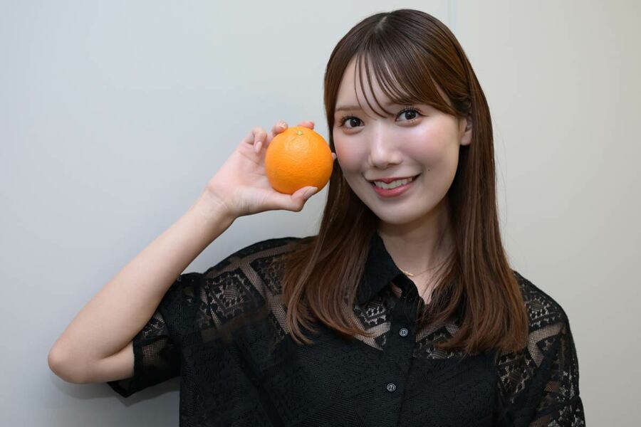 なつみかんを手にする田中菜津美