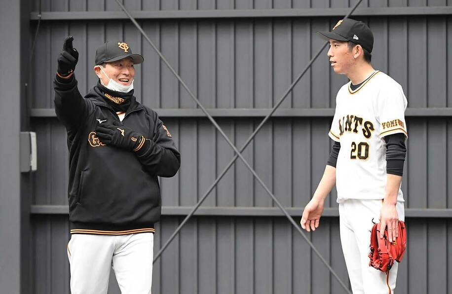  戸郷翔征（右）にアドバイスする桑田投手チーフコーチ（東スポWeb）