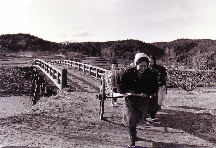  米を売りに行く中村玉緒さんと大谷直子さん（右）（映画『橋のない川』東陽一監督作品、1992年ガレリア・西友）