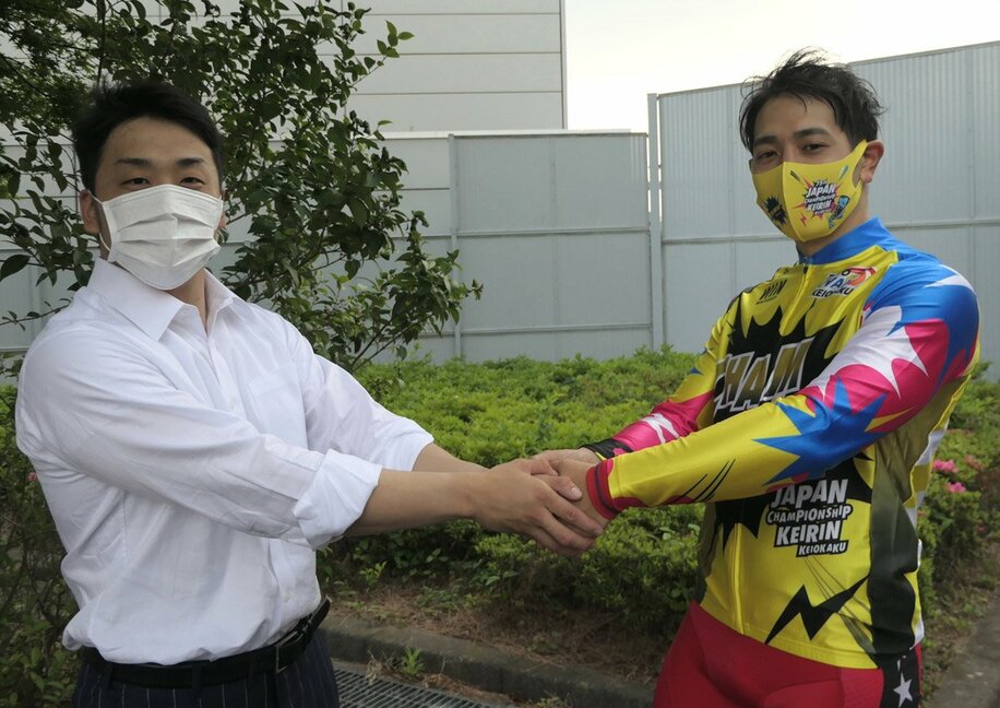  優勝した松浦（右）と清水はがっちり握手