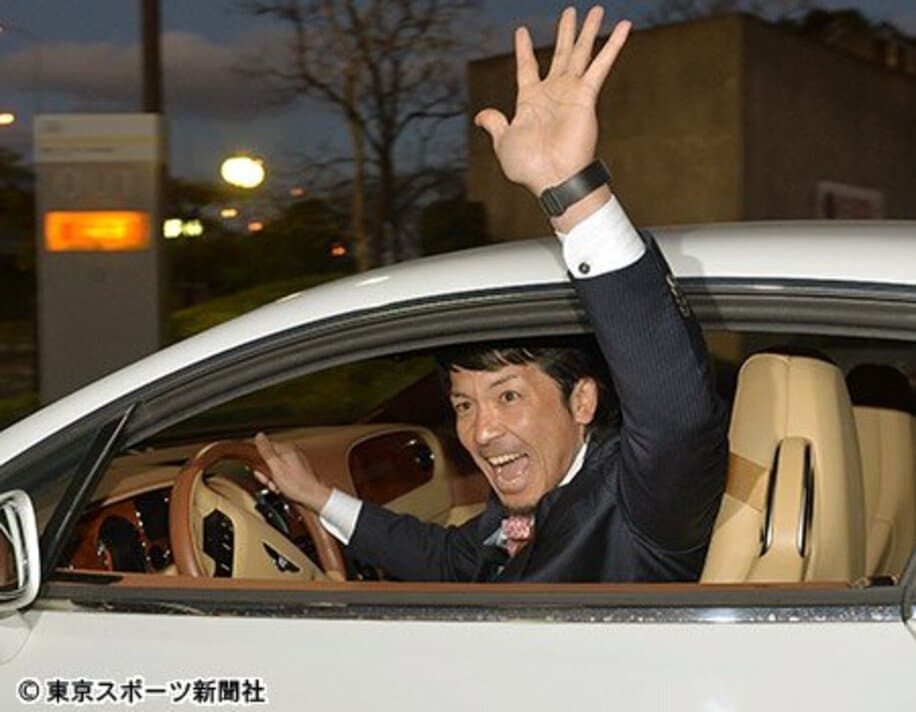 報道陣に手を振って球場を後にする松田