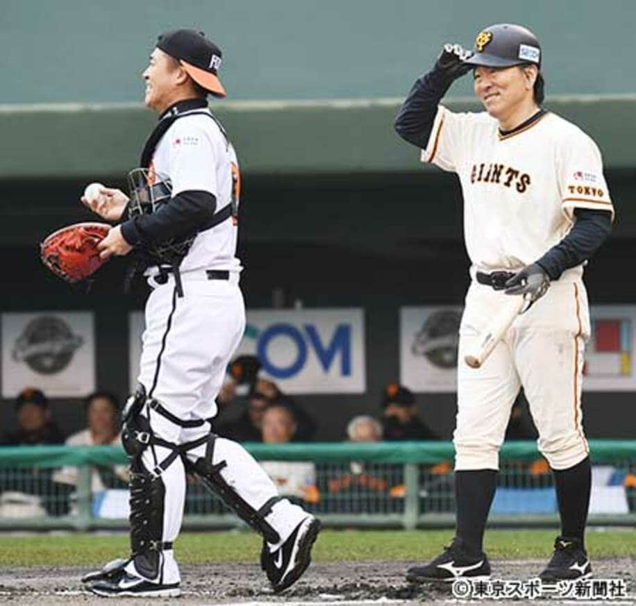  落球してくれた城島氏（左）に感謝した松井氏
