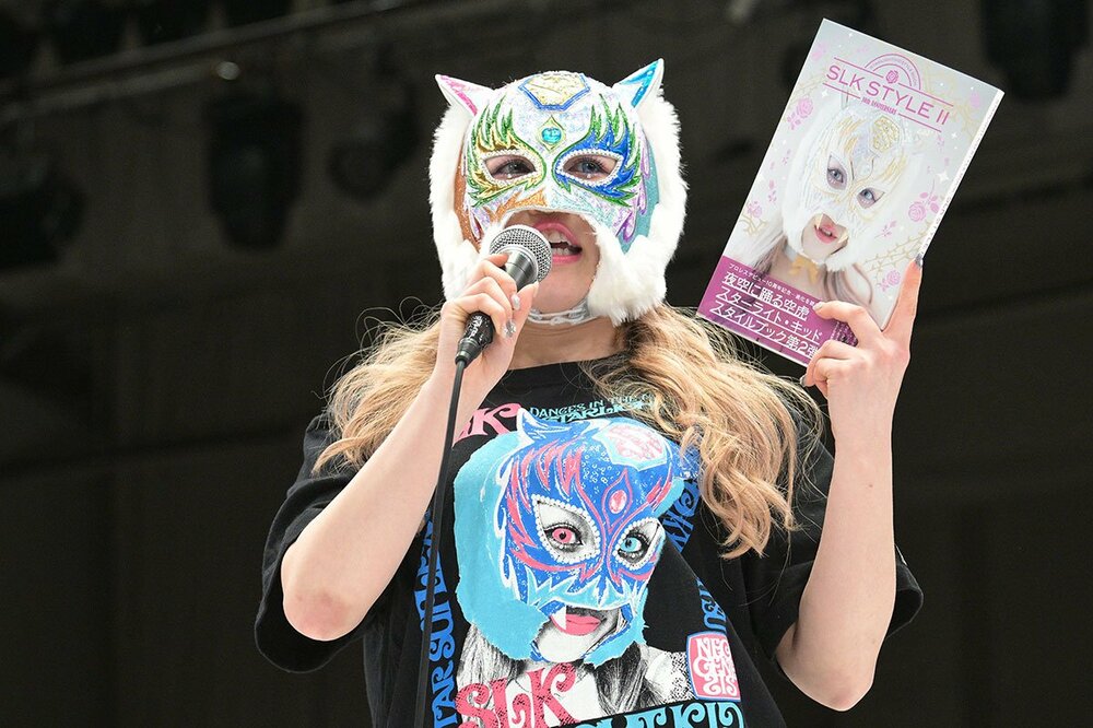 本を宣伝するスターライト・キッド