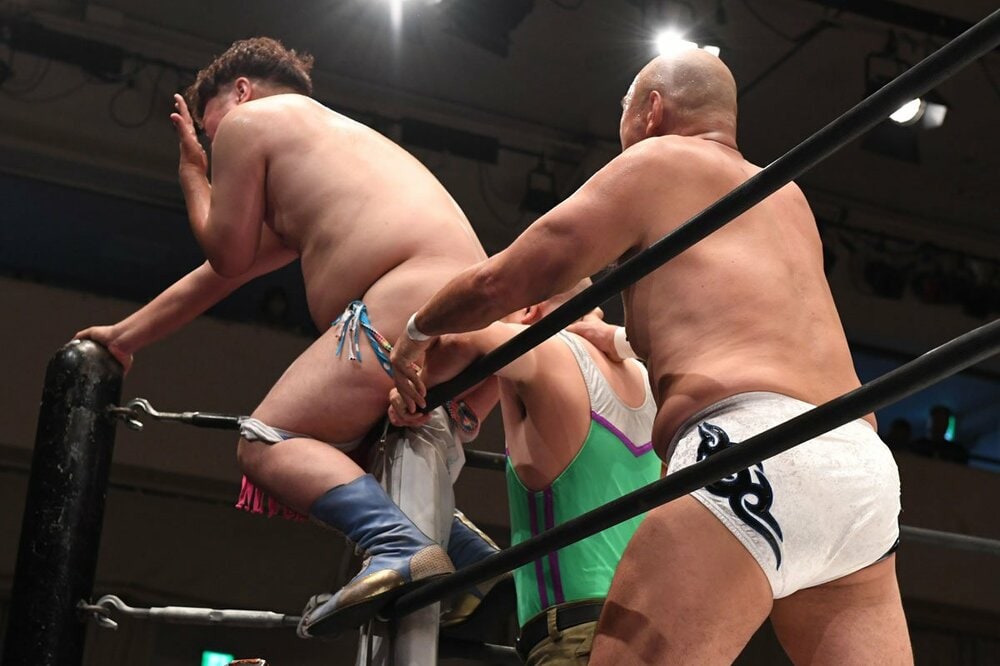 男色ディーノの尻に顔を押し込まれたみなみかわ(中)