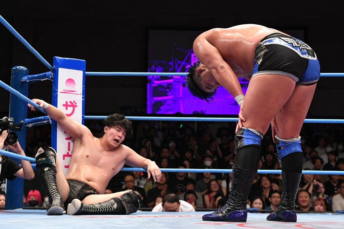 準決勝後にあらためて頭を下げ、安齊勇馬(左)とタッグ再結成となった青柳優馬