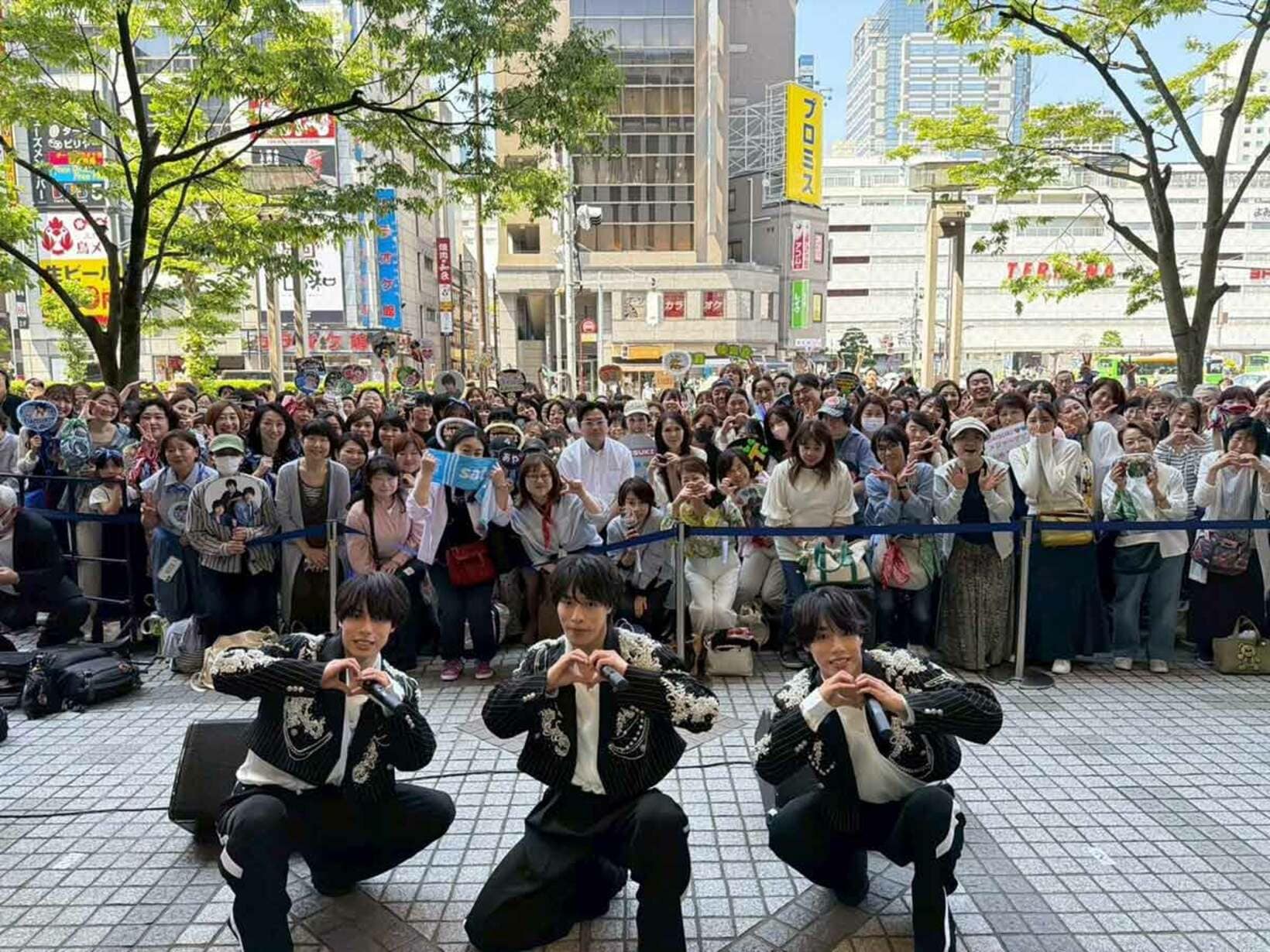 イベントも大盛況の一卵性三つ子「佐藤三兄弟」