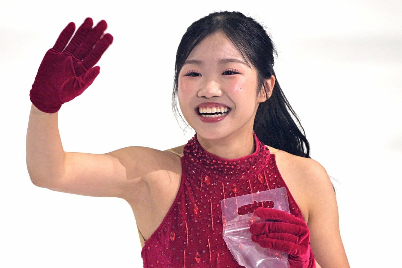 【写真】笑顔で手を振る中井亜美