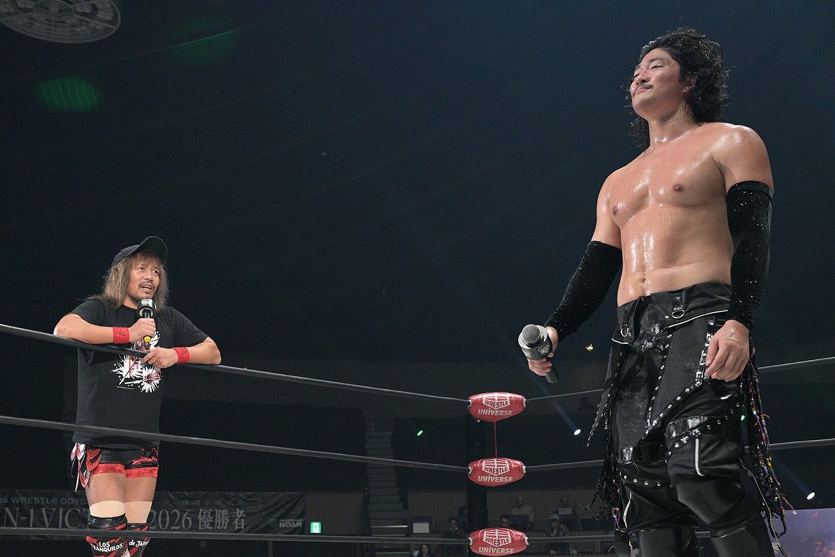 試合後、内藤哲也(左)からの挑発にも余裕の表情のOZAWA