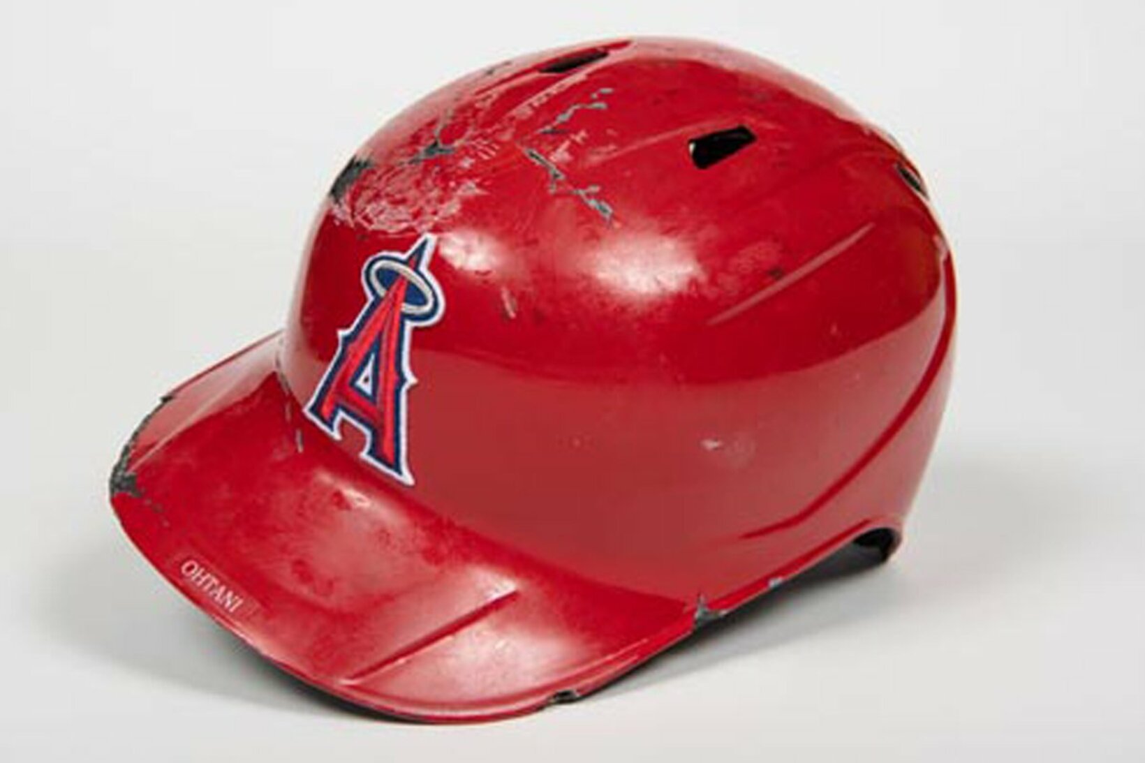 大谷のヘルメットは頭頂部も傷だらけだ（ＭＬＢ公式オークションサイトより）
