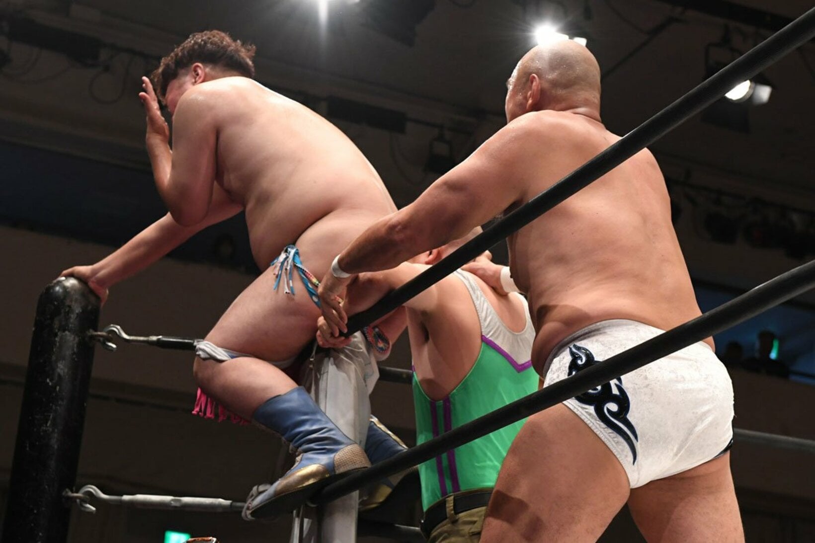 男色ディーノの尻に顔を押し込まれたみなみかわ（中）
