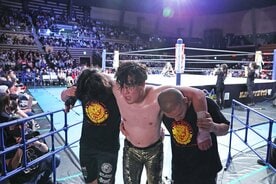 DOUKIとの乱戦に敗れ、セコンドの肩を借りて引き揚げたマスター・ワト(中)