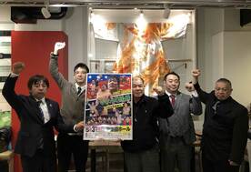  会見には鶴田さんの長男・祐士さん（左から２番目）も出席した（東スポWeb）