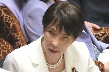 険しい表情の高市首相