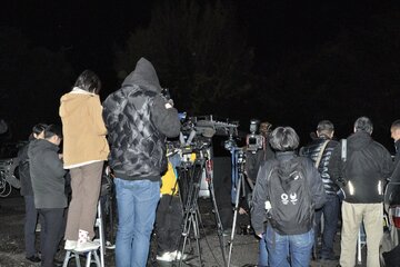 落選した田久保真紀氏を待つ報道陣