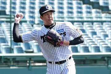 守備練習する阪神・才木浩人