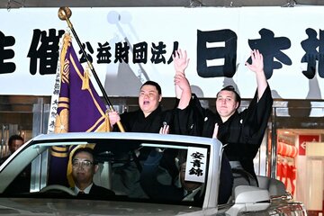 優勝パレード出発する安青錦。旗手は義ノ富士