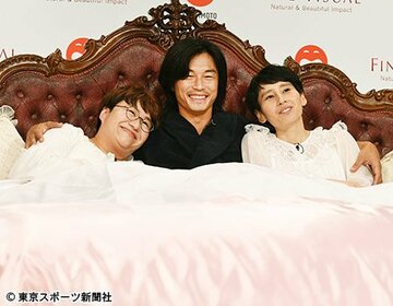  バッドに入ったまま会見を行った（左）から近藤春奈、テット・ワダ、箕輪はるか
