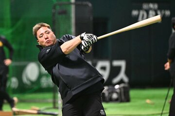 ロングティーで汗を流す山川穂高