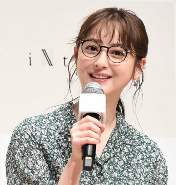  メガネ愛を語った佐々木希(東スポWeb)